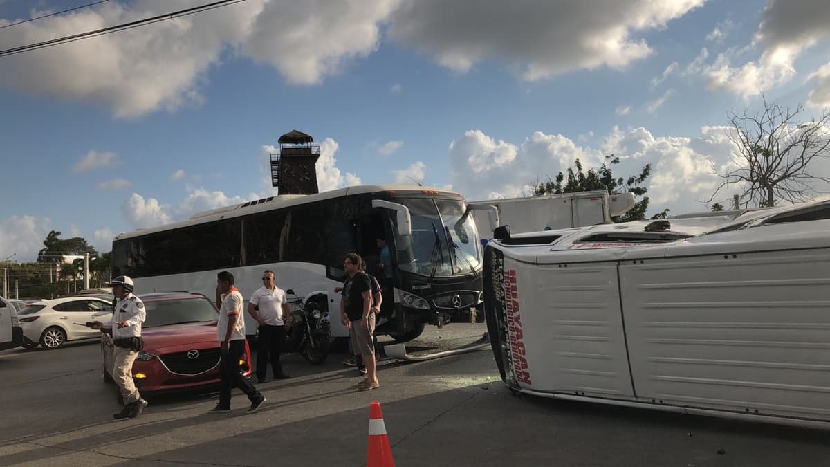 Vuelca combi en Cancún; deja 22 heridos