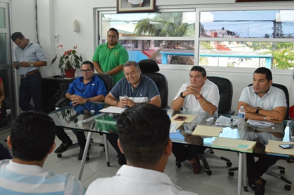 Fijan posturas taxistas por consulta de Uber