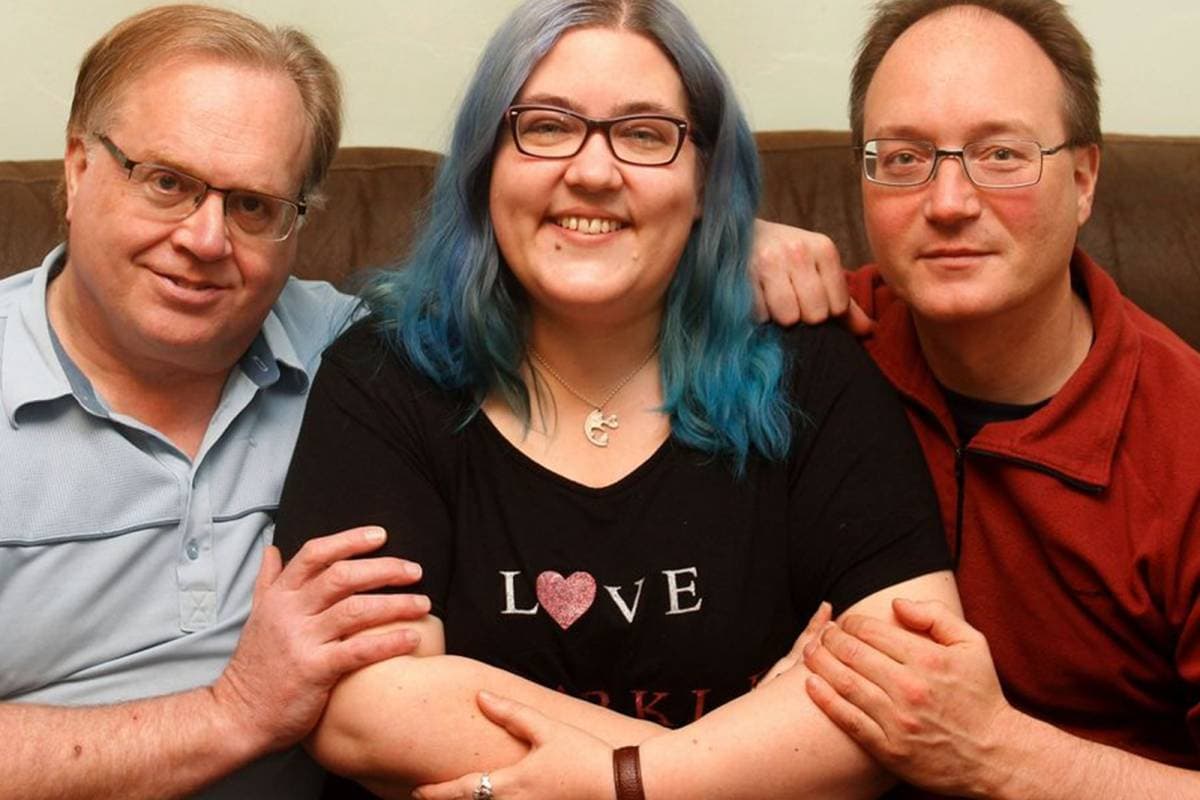 (Fotos) ¡Felices los 5!: Esta mujer tiene esposo, prometido y dos novios