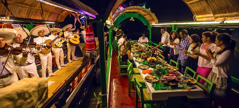 Vive la vida nocturna en una fiesta mexicana, en Xoximilco