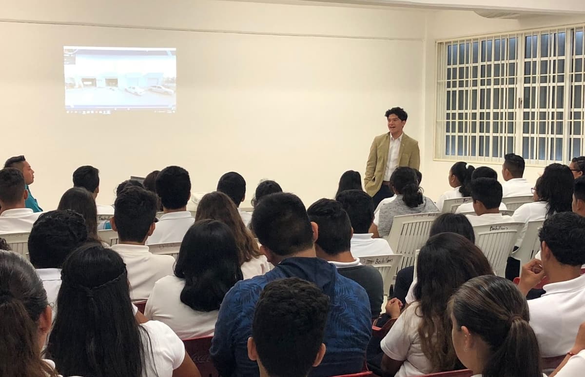 Joven talento mexicano imparte conferencia a estudiantes de Puerto Morelos