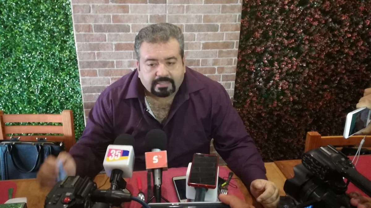 Salvador Rocha registró candidatura por el PES