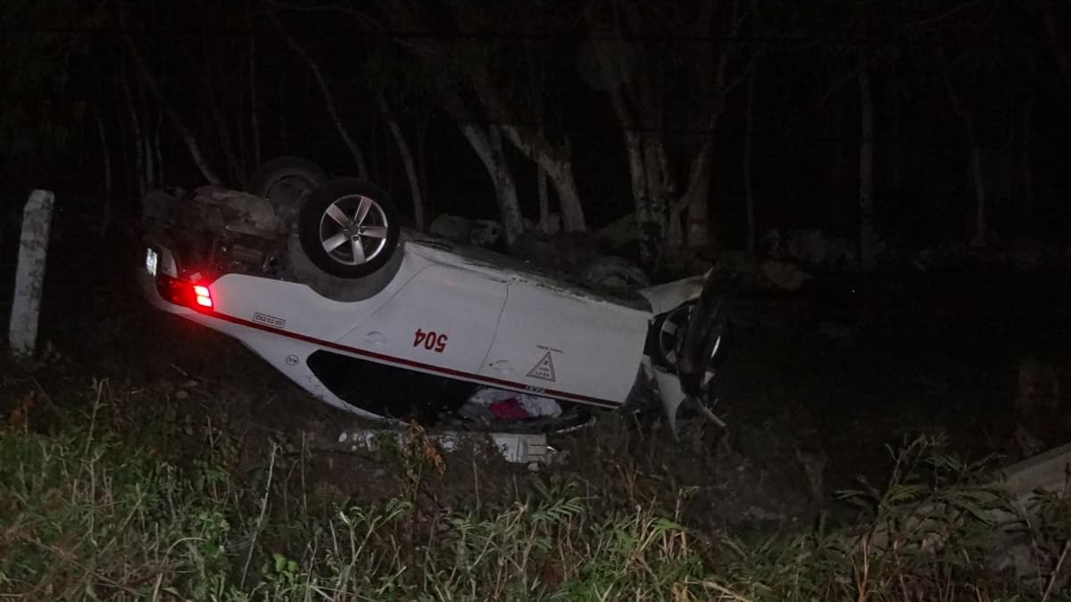 Vuelca taxista en Xpu-Há por quedarse dormido