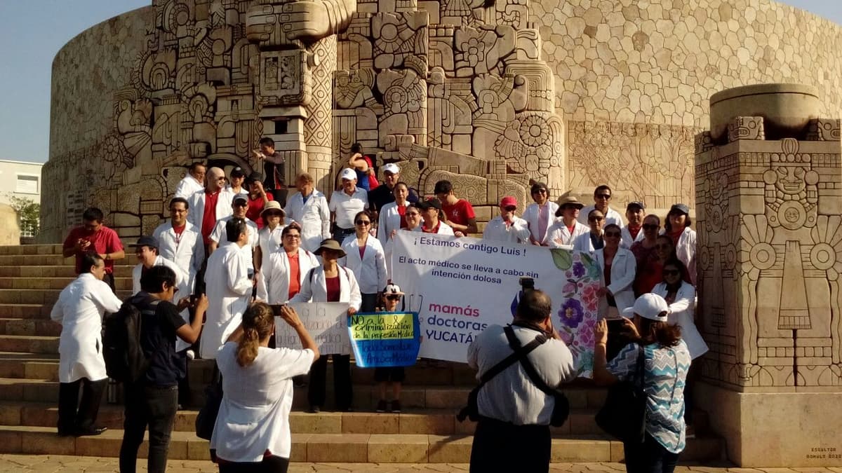 Marchan médicos de Yucatán