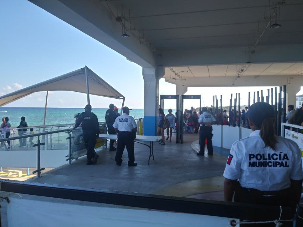 Federales y municipales vigilan muelle de Playa del Carmen
