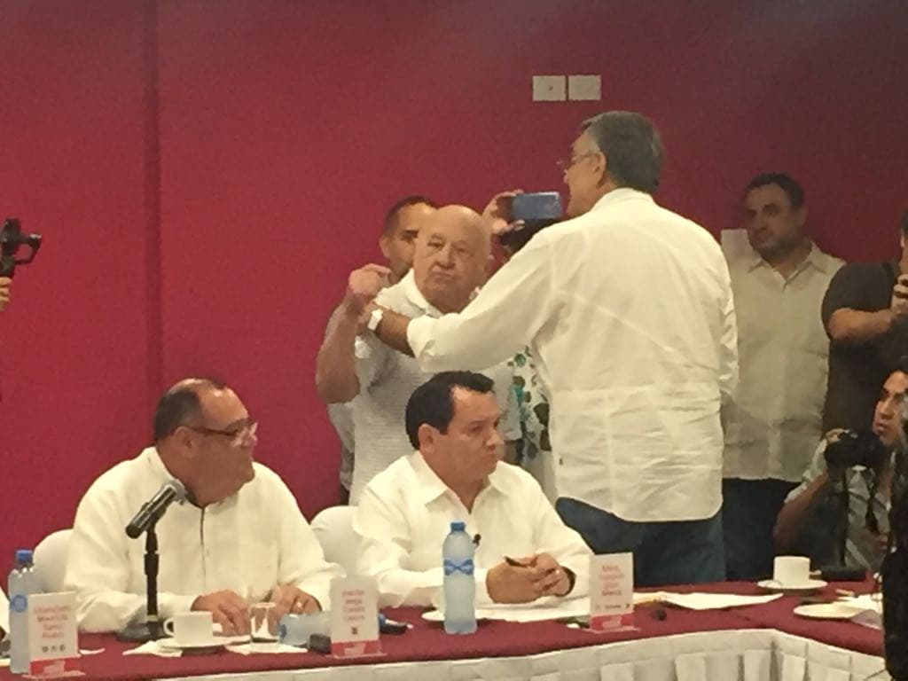 Intentan abofetear a candidato del PRI