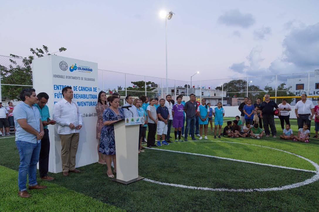 Rehabilitan Cancha de Fútbol 7 en Puerto Aventuras