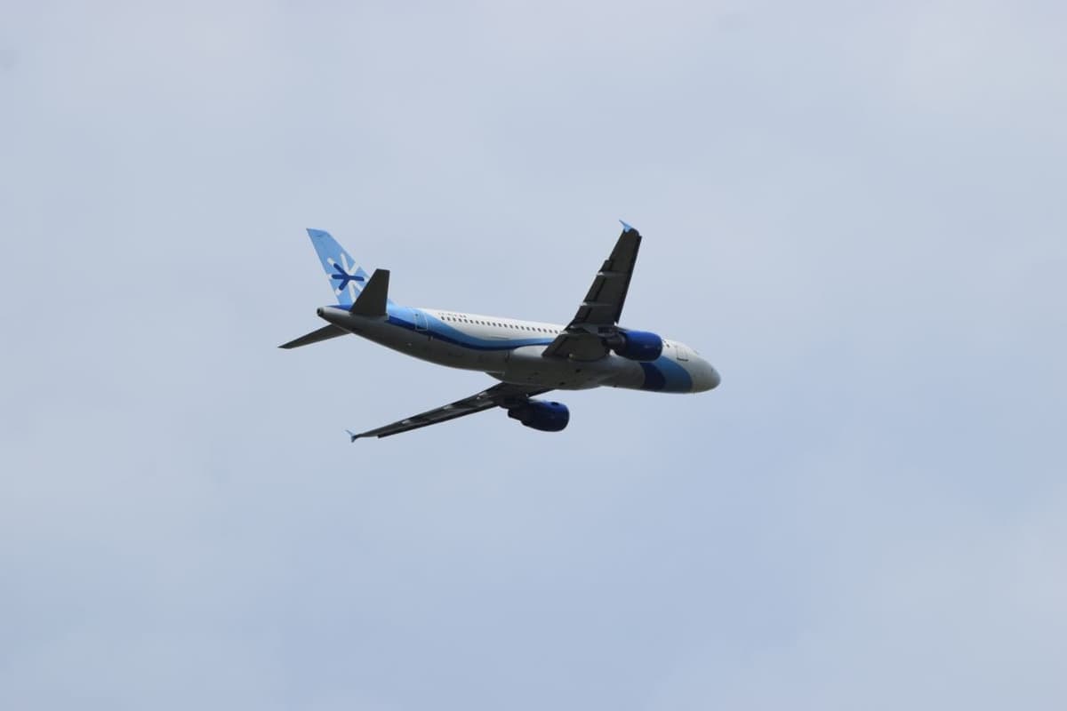 Reabren aeropuerto de Cancún; lluvias intermitentes