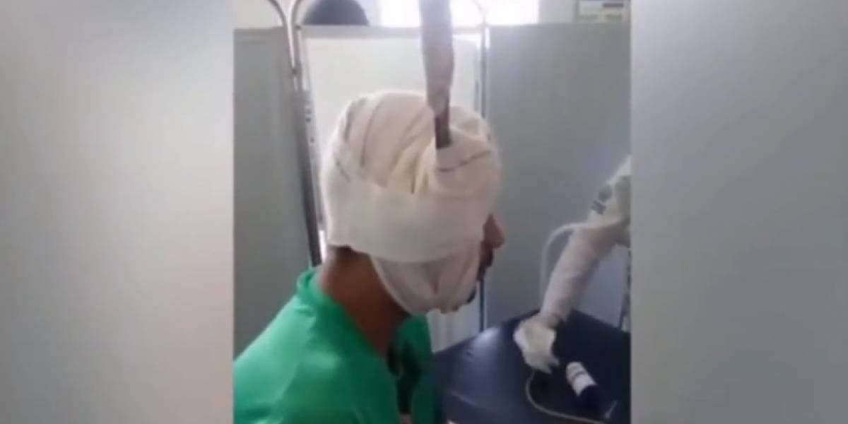 Preso camina a urgencias con ¡Un machete en la cabeza!