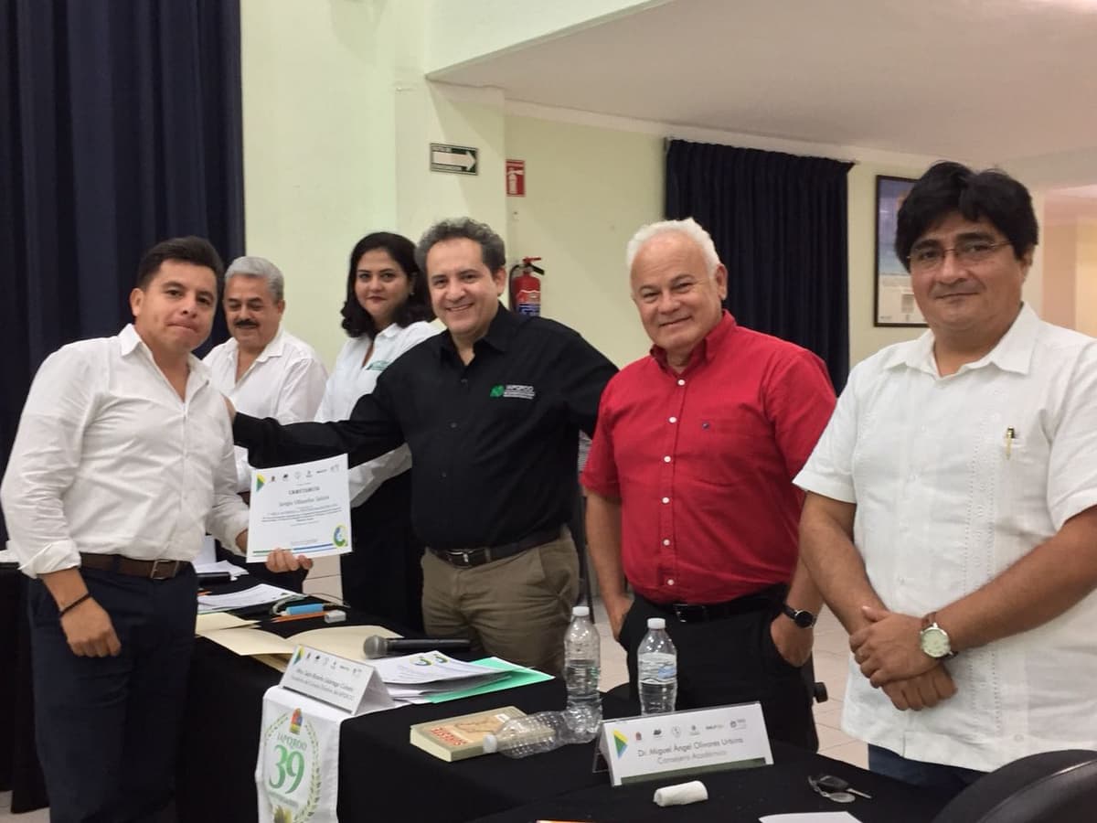 Otorgan becas a funcionarios municipales