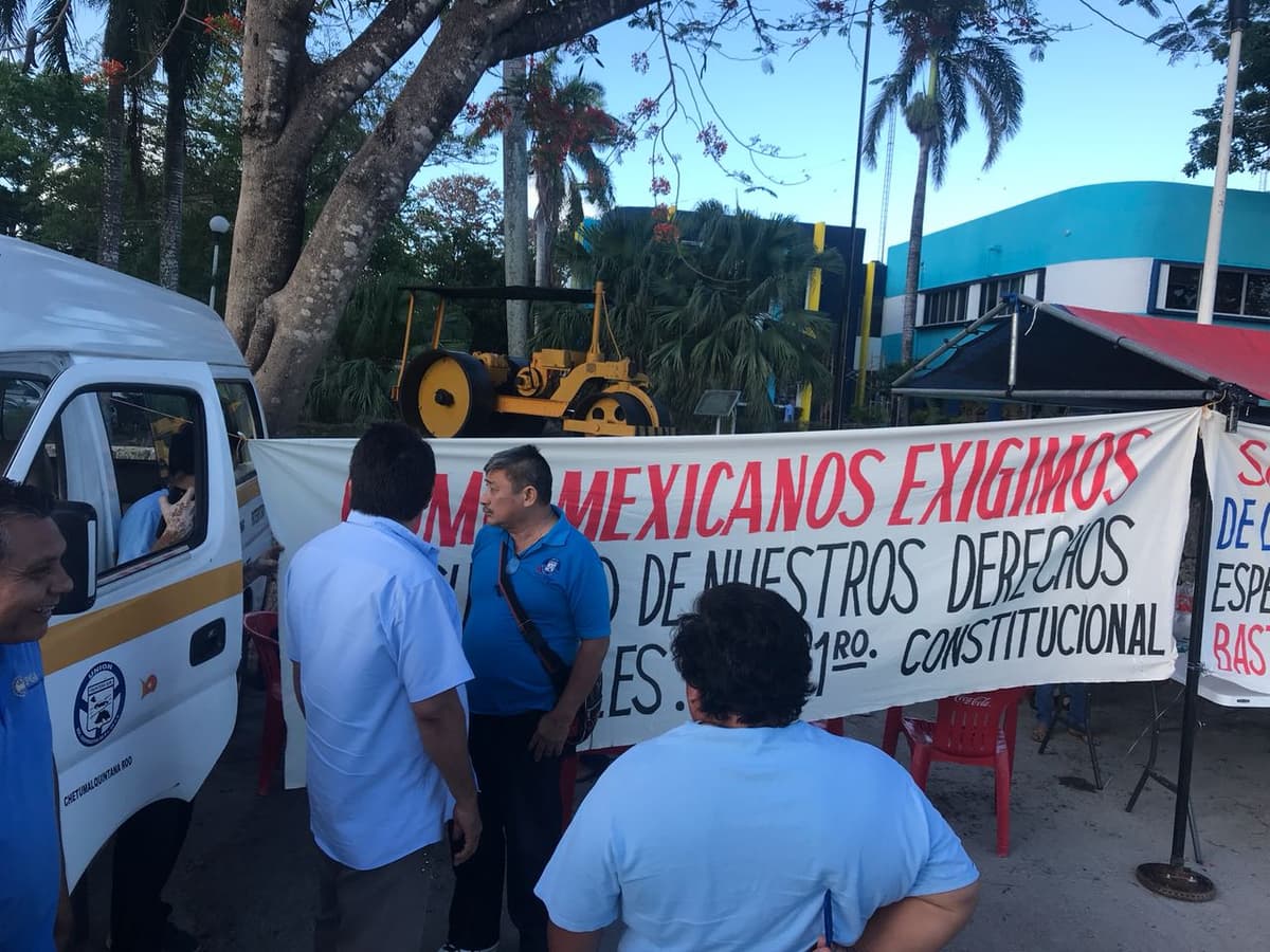 Taxistas instalan plantón afuera de Sintra