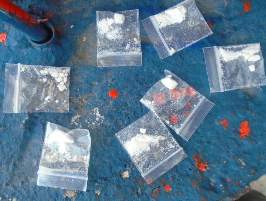 Por pasarse un alto lo paran y le hallan cocaína