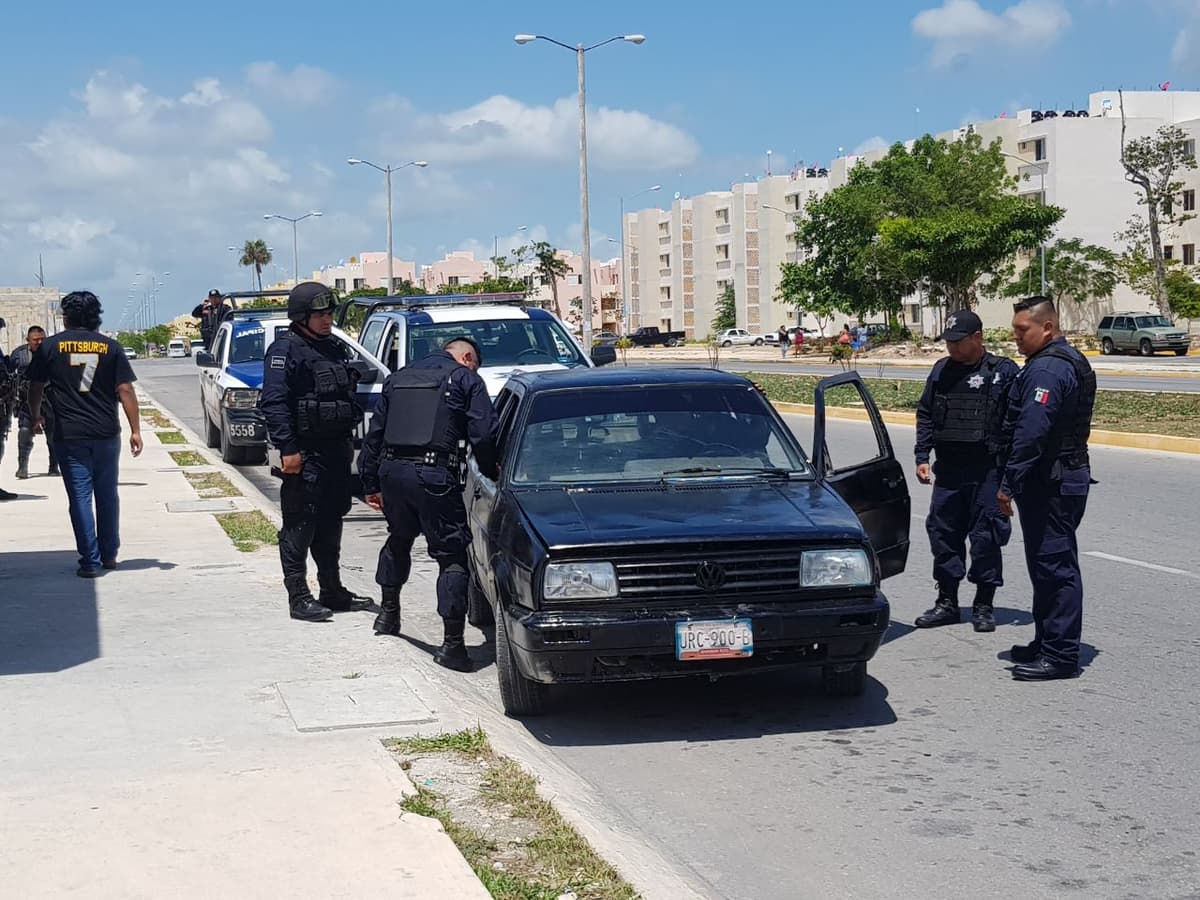 Detienen a dos hombres armados