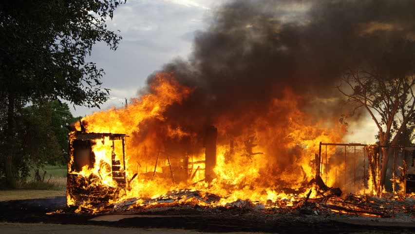 Encuentra a su esposo con dos mujeres e incendia la casa con ellos dentro