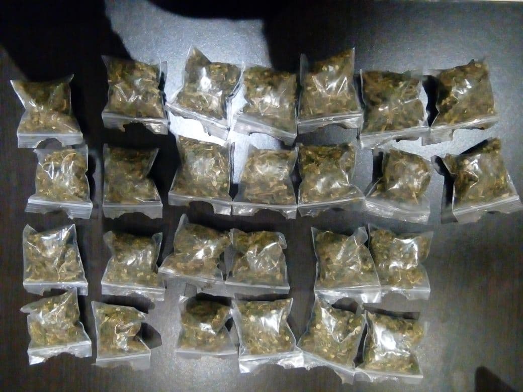 Detienen a dos hombres por vender marihuana