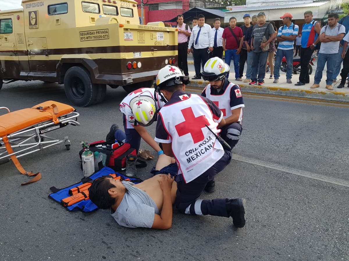 Motociclista le fractura una pierna