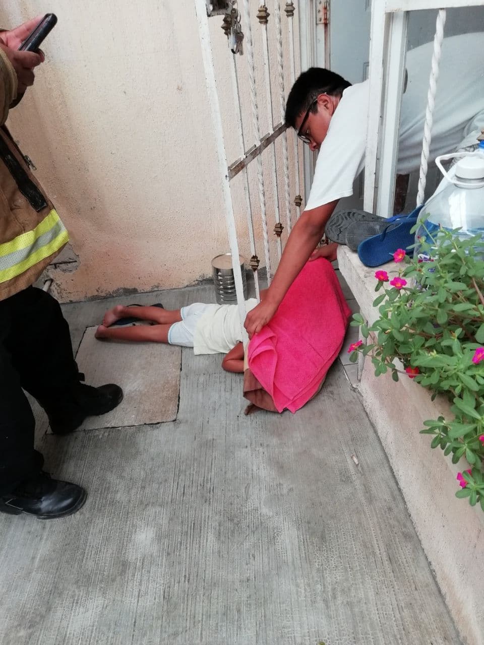 Atora niña cabeza entre barrotes en Playa