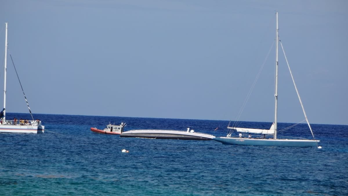 Se hunde catamarán en zona hotelera sur de Cozumel