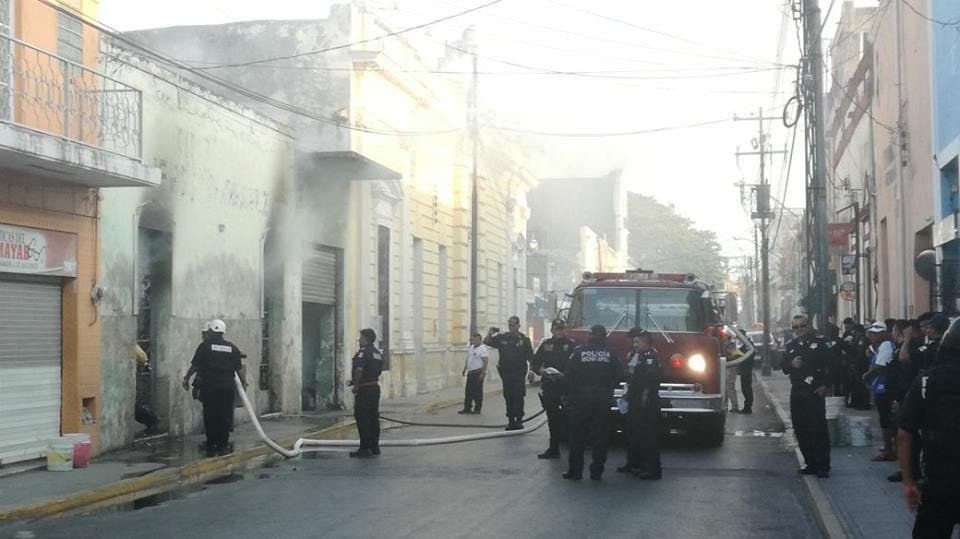 Arde bodega abandonada en centro de Mérida