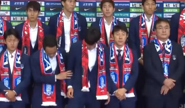 Reciben a Corea del Sur con huevazos tras su eliminación del Mundial