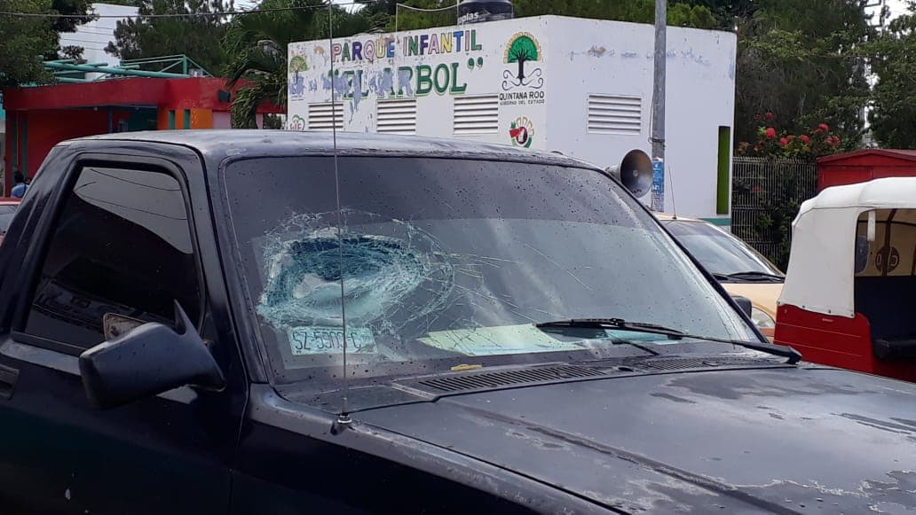 Dan batazos a camioneta del PRI en José María Morelos