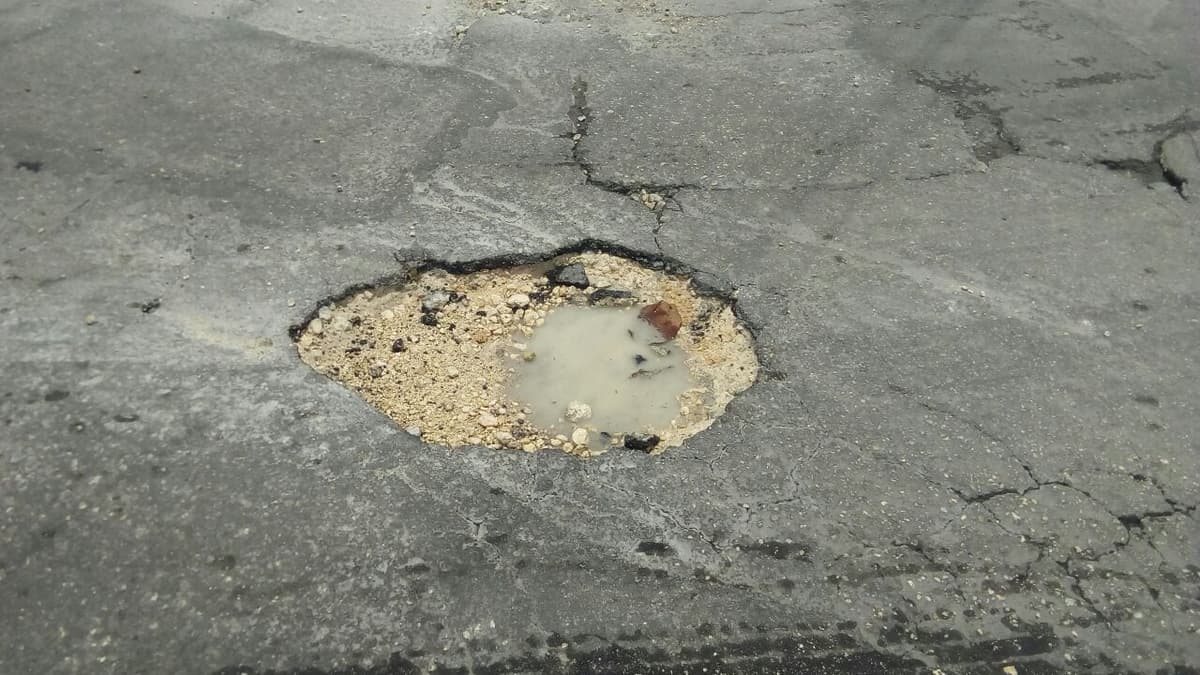 Atienden abundancia de baches en calles de Cancún