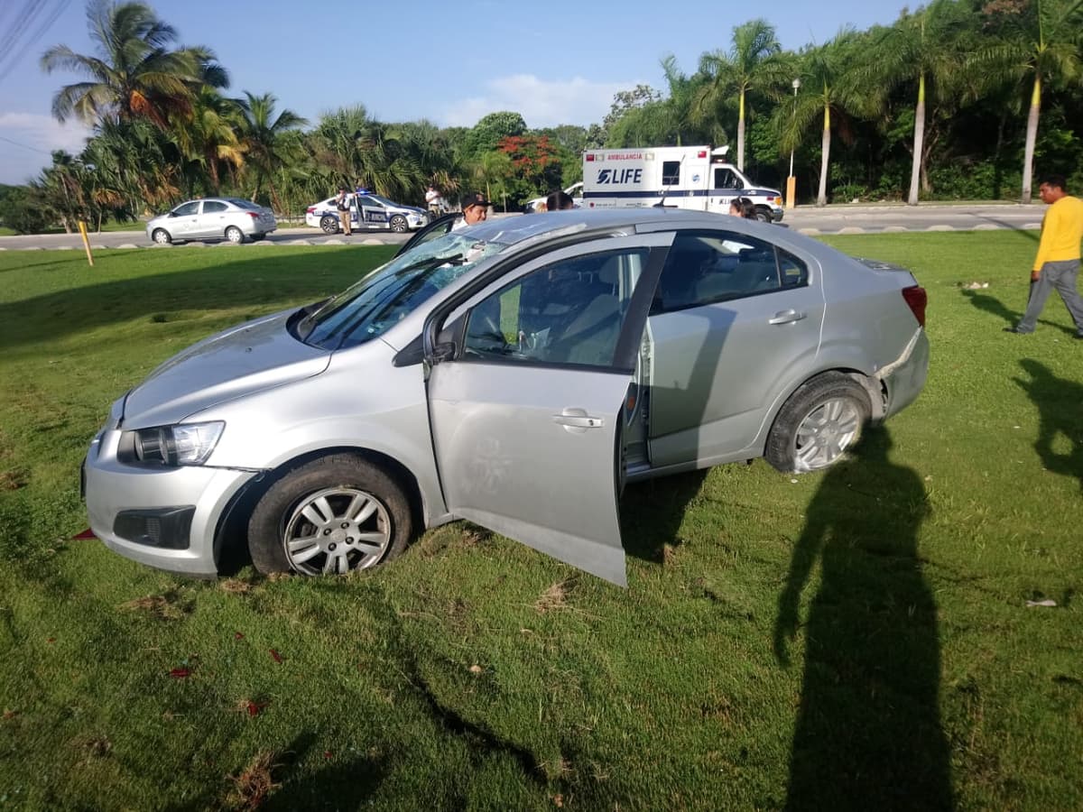 Vuelca coche en el bulevar Colosio