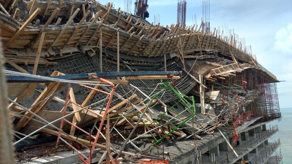 Pese a prohibición siguen construyendo en Puerta del Mar