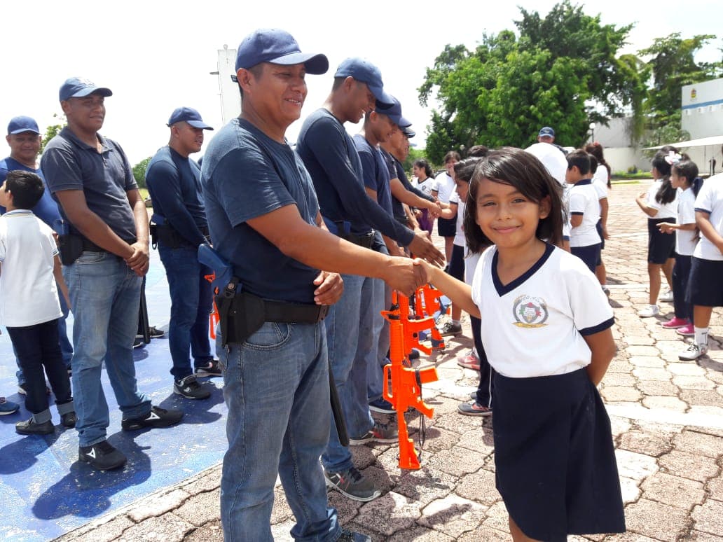 Visitan alumnos de tres escuelas el C4 de Chetumal