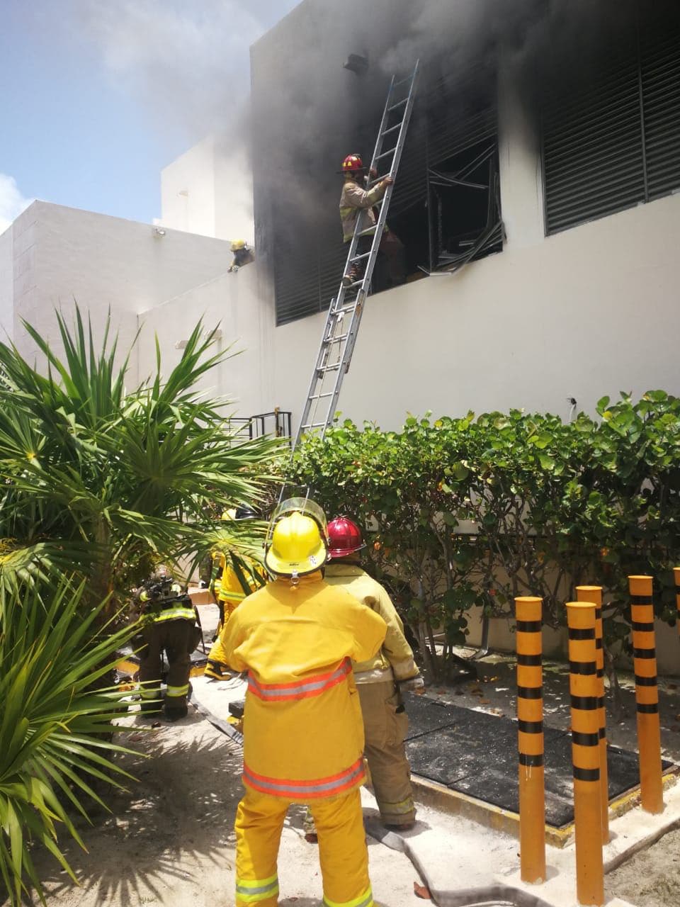 Confirman un deceso y cuatro lesionados por incendio de hotel