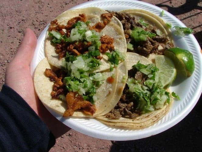 Libran asalto ofreciéndole un taco al delincuente