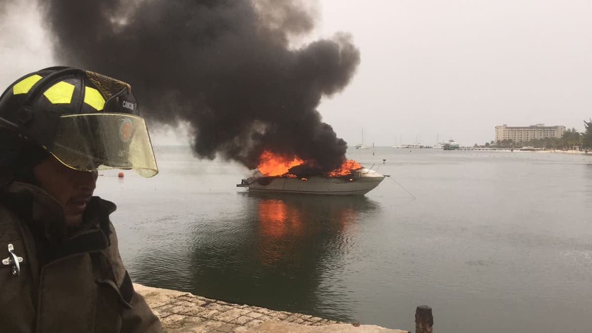 Se incendia barco en la zona hotelera