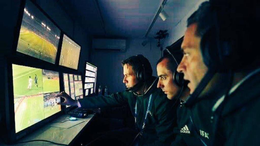 Acuerdan futbol con videoarbitraje en reunión en Cancún