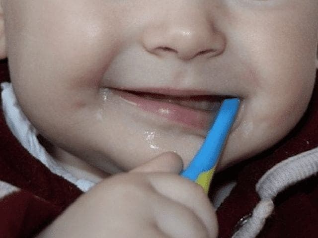 Le lava los dientes con cocaína a su hijo y casi lo mata