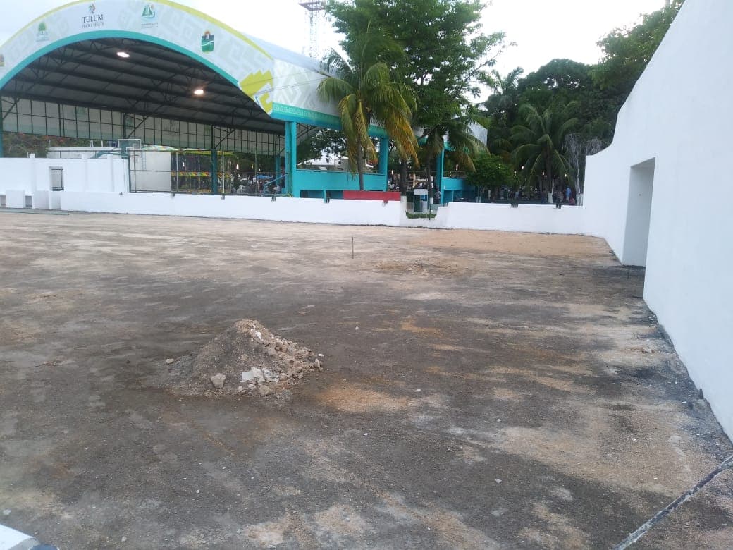 Tras denuncia ciudadana, reparan canchas en Tulum