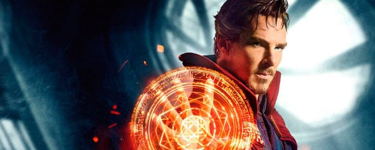 Benedict Cumberbatchs le sale lo superheróe y salva a un ciclista