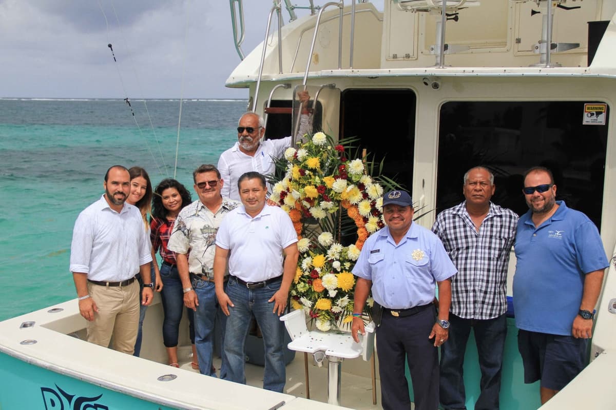 Autoridades de Puerto Morelos rinden homenaje a marinos