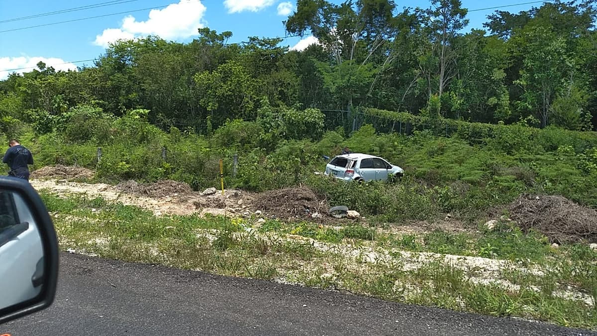 Vehículo compacto se sale de la carretera en Bacalar