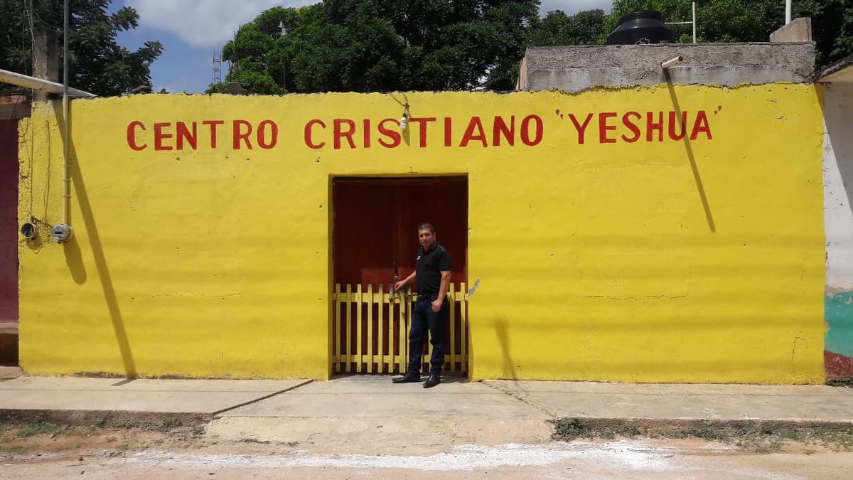 Pastor rehabilitado ayuda a jóvenes con problemas de adicción