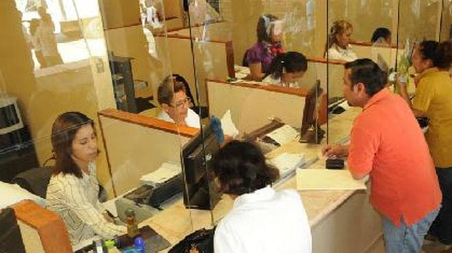 Quedarían sin empleo casi 200 mil burócratas tras medidas de AMLO