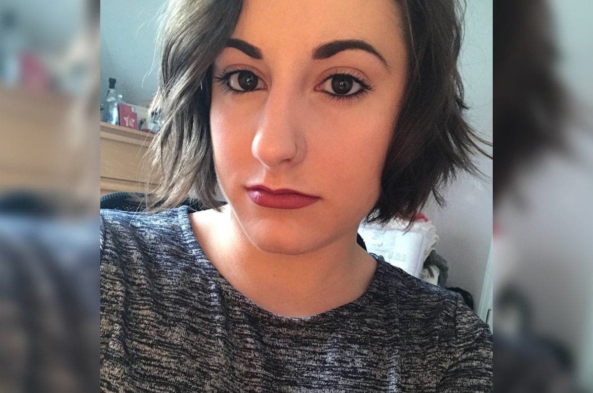 Profesora podría ir a la cárcel por besar a su alumno en clase, entre otras cosas