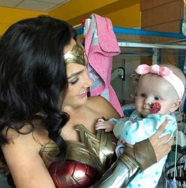 Mujer Maravilla visita hospital infantil y causa sensación