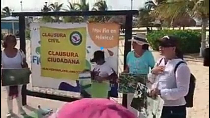 Ciudadanos clausuran simbólicamente Playa Langosta
