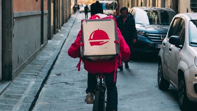 Joven descubre infidelidad a través de un repartidor de comida