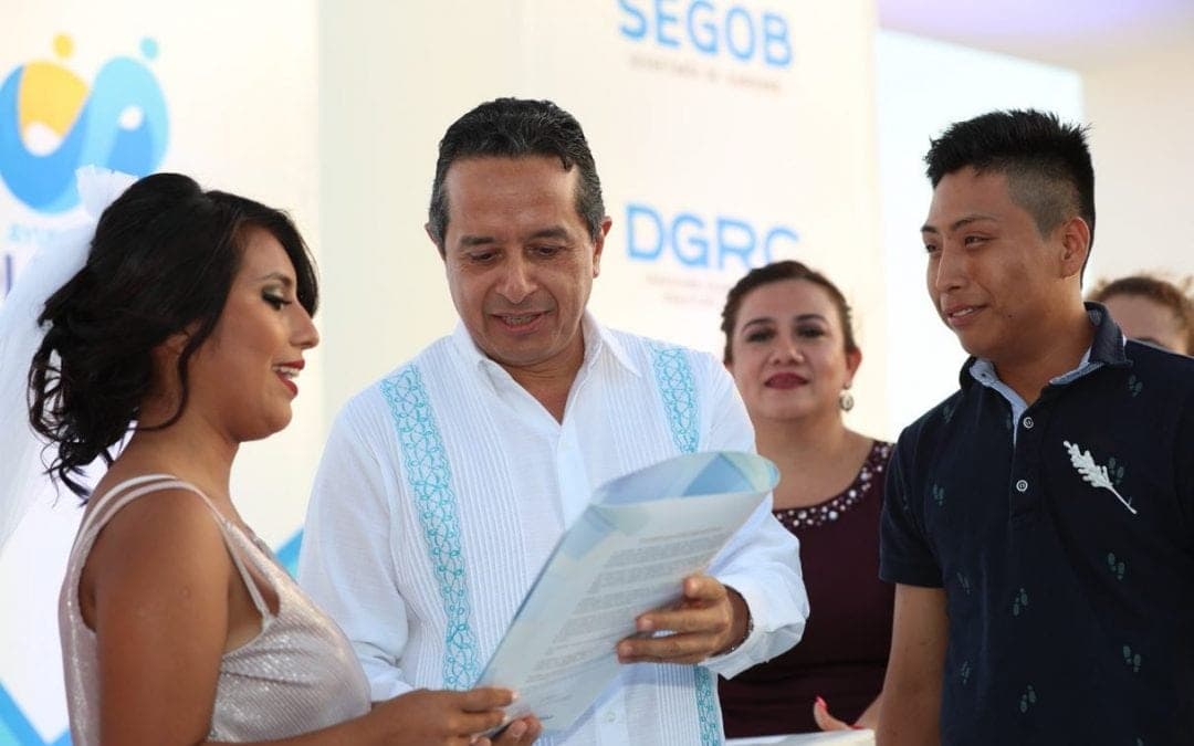 Carlos Joaquín simplifica y transparenta trámites para combatir la corrupción