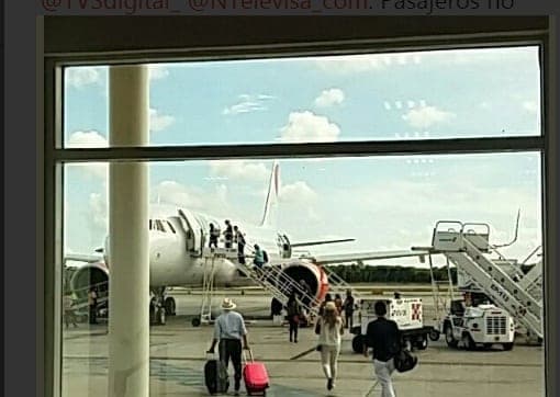 Viva Aerobus presenta retraso de vuelo por impacto de ave