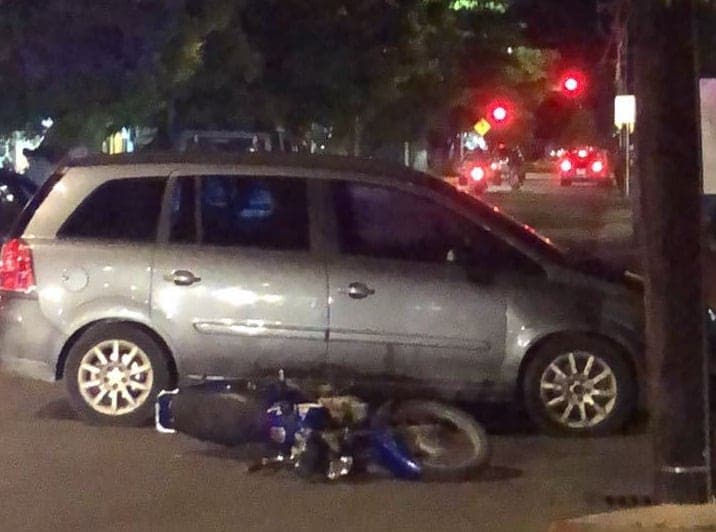 Policías y paramédicos discuten mientras el accidentado sufre