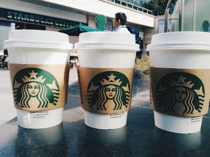 Starbucks celebra el "día del abuelo" dándoles empleo