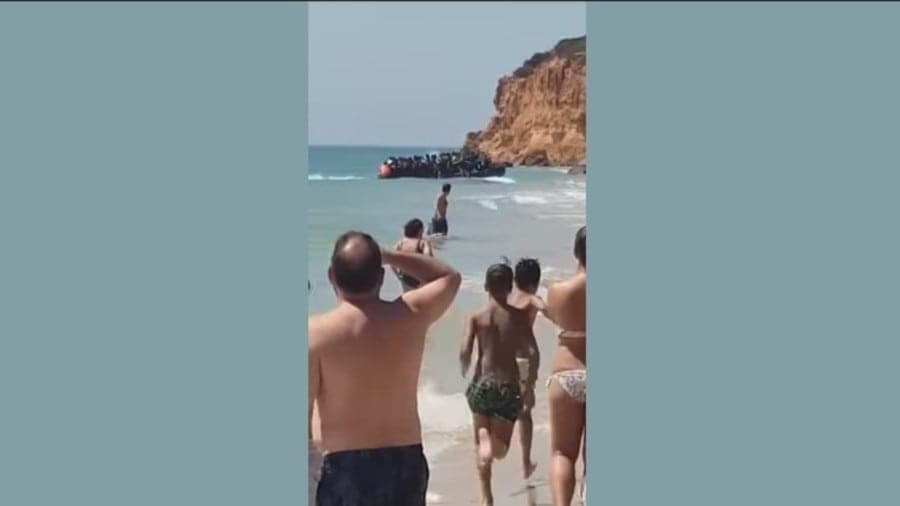Turistas se burlan de la llegada de migrantes a una playa