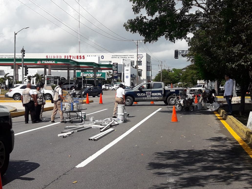 Intentan remediar caos vial en Cancún; cierran carril de la Coba